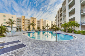 Chic Sarasota Condo with Balcony 2 Mi to Beaches!